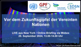 Im Hintergrund UN-Plenarsaal mit SDGs an Leinwand projiziert. Im Vordergrund die Logos der Veranstalterorganisationen und Titel der Veranstaltung "Vor dem Zukunftsgipfel der Vereinten Nationen"