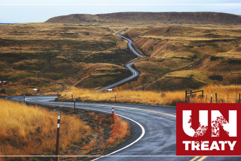 Bild mit Straße durch Hügellandschaft und Logo mit Aufschrift UN Treaty.